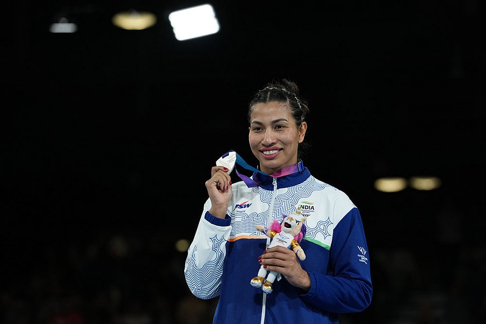 India's Lovlina Borgohain, silver medalist, poses for photos during the medal ceremony for women's 75kg boxing at the Commonwealth Games in Glasgow, Scotland. - | Photo: AP/Eranga Jayawardena