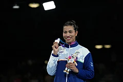 India's Lovlina Borgohain, silver medalist, poses for photos during the medal ceremony for women's 75kg boxing at the Commonwealth Games in Glasgow, Scotland. - | Photo: AP/Eranga Jayawardena