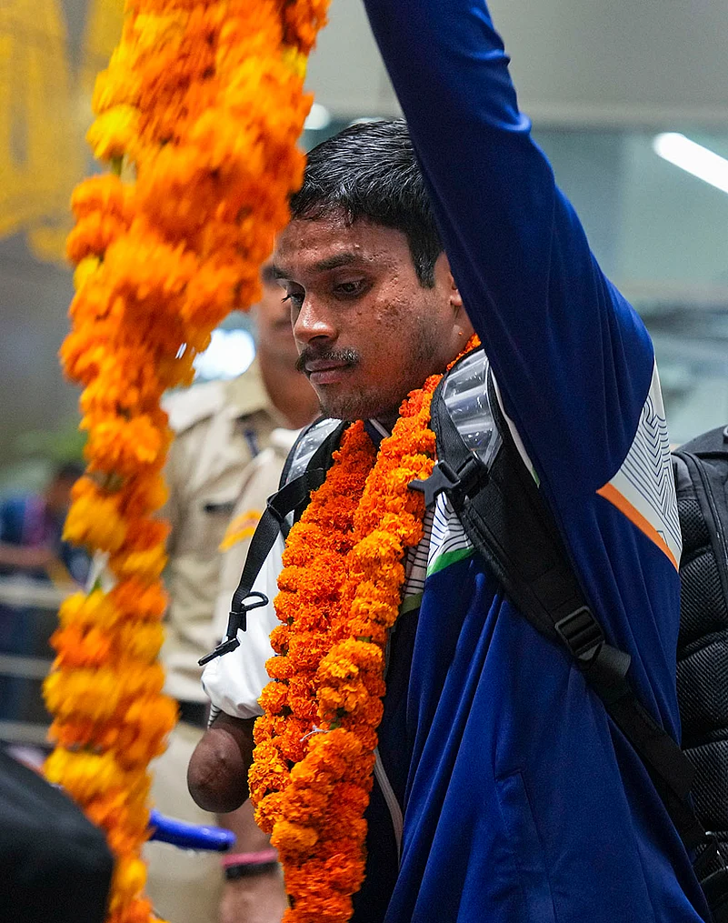 Medalists welcomed back India 2026 Para-athlete gold medallist Dilip Mahadu Gavit