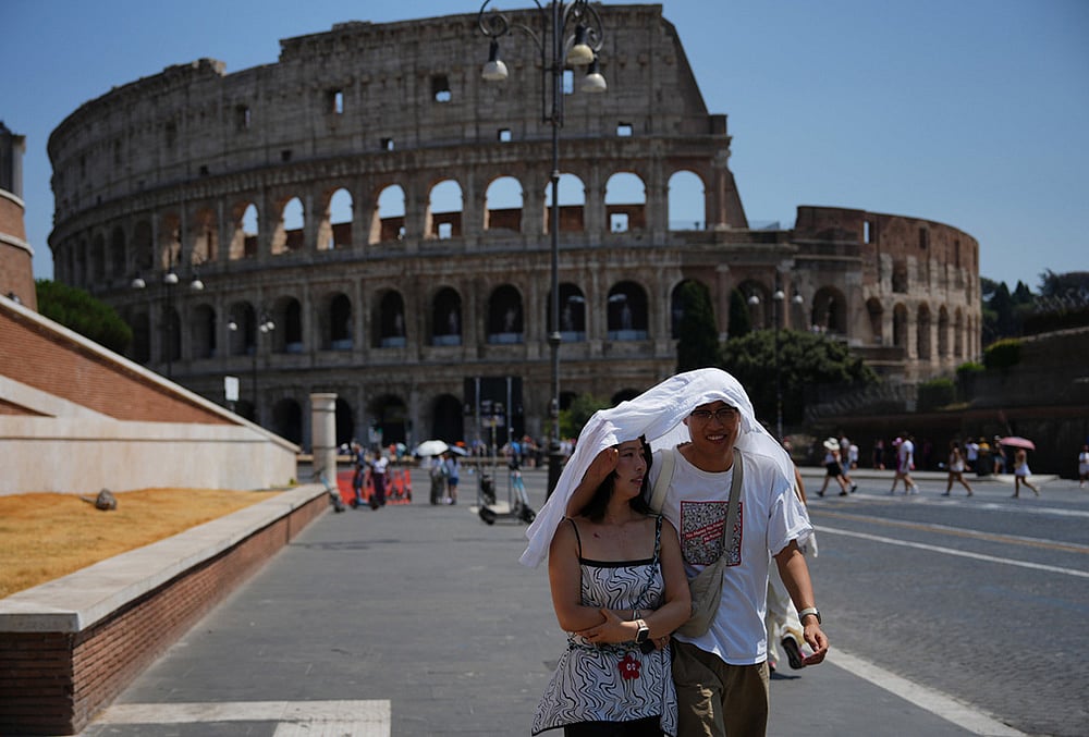 Tourists in extreme heat landmarks