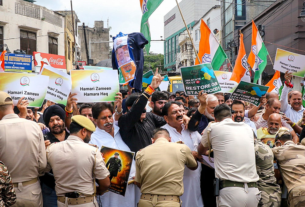 Demanding statehood for Jammu and Kashmir