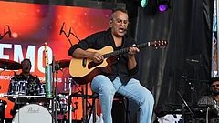 Remo Fernandes' performance amid health struggles - YouTube