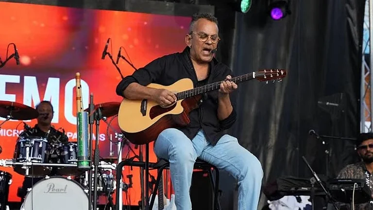 Remo Fernandes' performance amid health struggles - YouTube