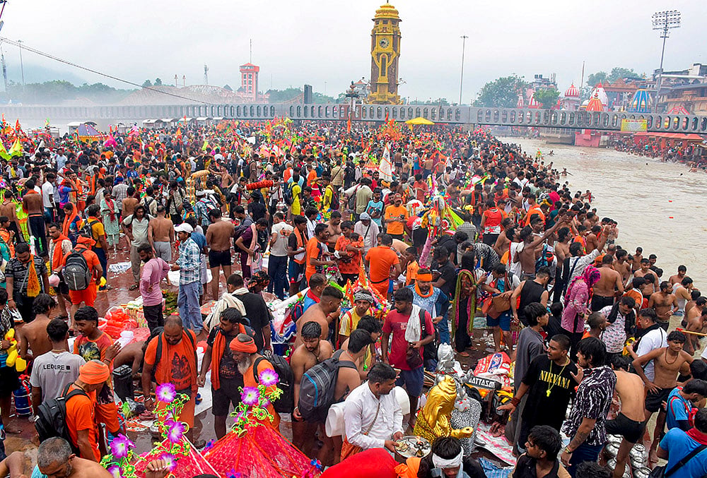 'Kanwariyas’ fill water from the Ganga river as part of ‘Kanwar Yatra’ during the month of ‘Shravan’, at Har Ki Pauri in Haridwar, Wednesday, Aug. 5, 2026.  - | Photo: PTI 