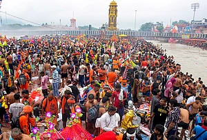 | Photo: PTI : 'Kanwariyas’ fill water from the Ganga river as part of ‘Kanwar Yatra’ during the month of ‘Shravan’, at Har Ki Pauri in Haridwar, Wednesday, Aug. 5, 2026.