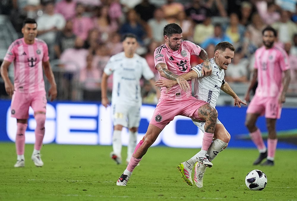 Inter Miami midfielder Rodrigo de Paul, center, battles with Atletico de San Luis midfielder Sebastien Salles-Lamonge for the ball during the second half of a Leagues Cup soccer match, Wednesday, Aug. 5, 2026, in Miami. - | Photo: AP/Rebecca Blackwell