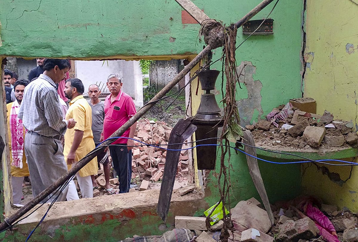 Six died after a house collapsed