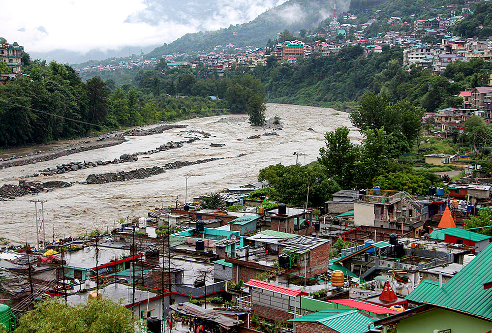 Water level rises due to rain in Kullu