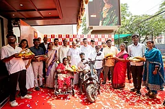 Hon'ble Speaker Thiru. J.C.D. Prabhakar (Speaker, Tamil Nadu Legislative Assembly), Thiru V.M.S. Mustafa (MLA, Madurai Central Constituency), Thiru Sivadasan TK (Chairman, Regal Jewellers), Mr. Vibin Shivdas (Managing Director & CEO, Regal Jewellers) and Mr. Gopal M.K. (COO, Regal Jewellers) with the beneficiary couples of Regal Sumangali Nermai Vizha during the presentation of Regal Jewellers' Commitment Certificates. - null
