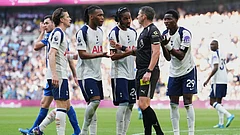 Tottenham's players protest to referee Michael Oliver during the English Premier League soccer match between Tottenham Hotspur and Everton in London, England. - | Photo: AP/Frank Augstein