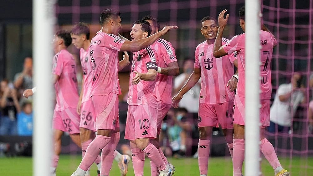 Inter Miami forward Lionel Messi (10) celebrates with teammates after scoring his side's third goal during the first half of a Leagues Cup soccer match against Atletico de San Luis, Wednesday, Aug. 5, 2026, in Miami.  - | Photo: AP/Rebecca Blackwell