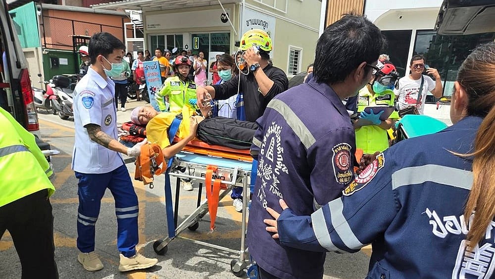 An injured is carried on a stretcher after a school shooting in Thailand's Nonthaburi province, Friday, Aug. 7, 2026.  - | Photo: Por Tek Tueng Nonthaburi via AP
