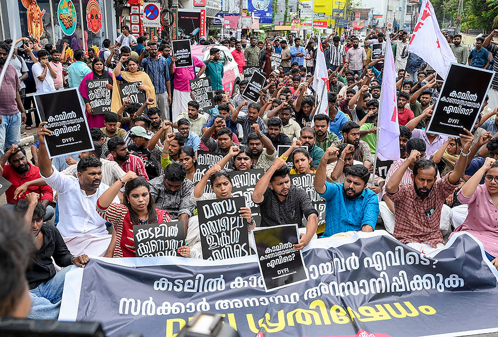 DYFI protests outside Kerala Secretariat over missing fishermen
