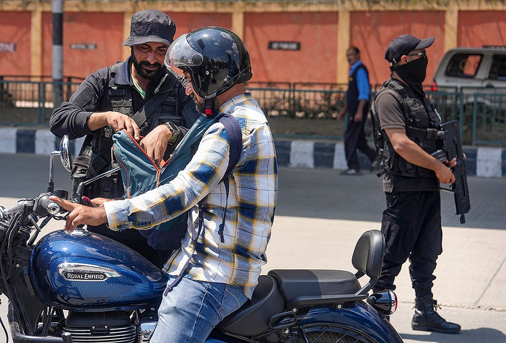 Security checks in Srinagar ahead of Independence Day