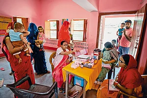 | Photo: Shutterstock : Leapfrogging to the Last Mile: A health worker communicating with local women in Gopalganj, Bihar, on June 19, 2023