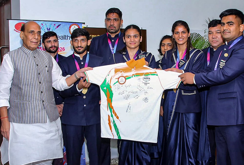 Rajnath Singh interacts with Army contingent from CWG