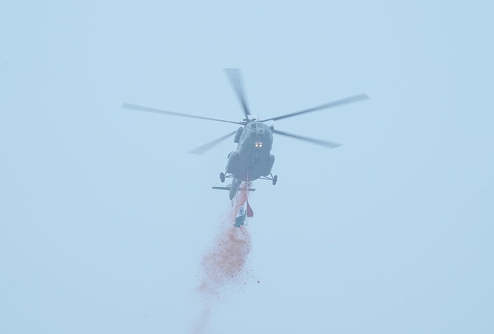 IAF chopper shower petals at red fort