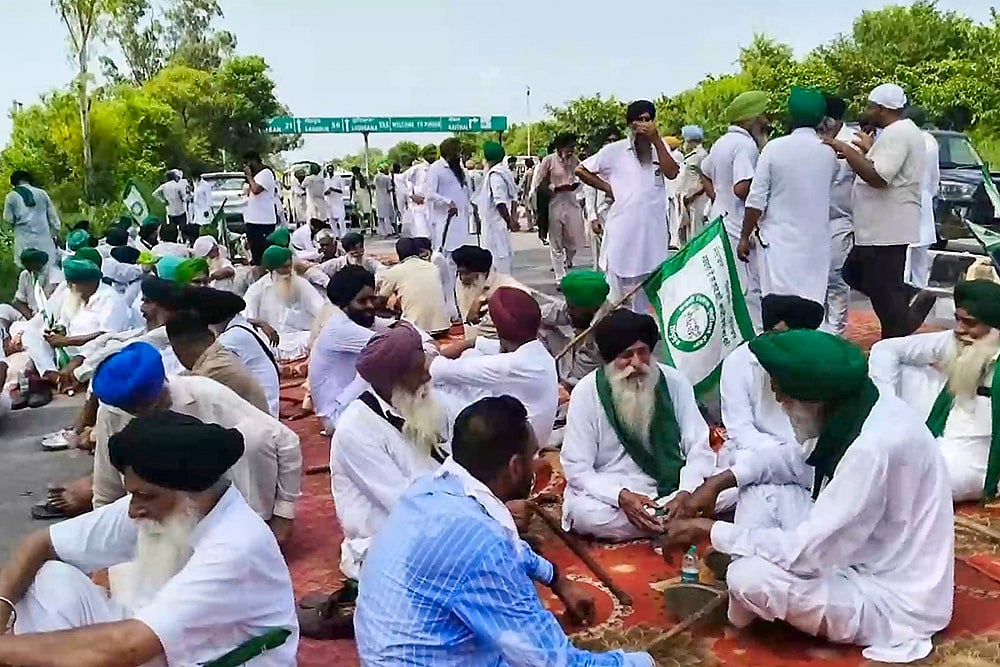 Jagjit Singh Dallewal leads marchers near Khanauri border