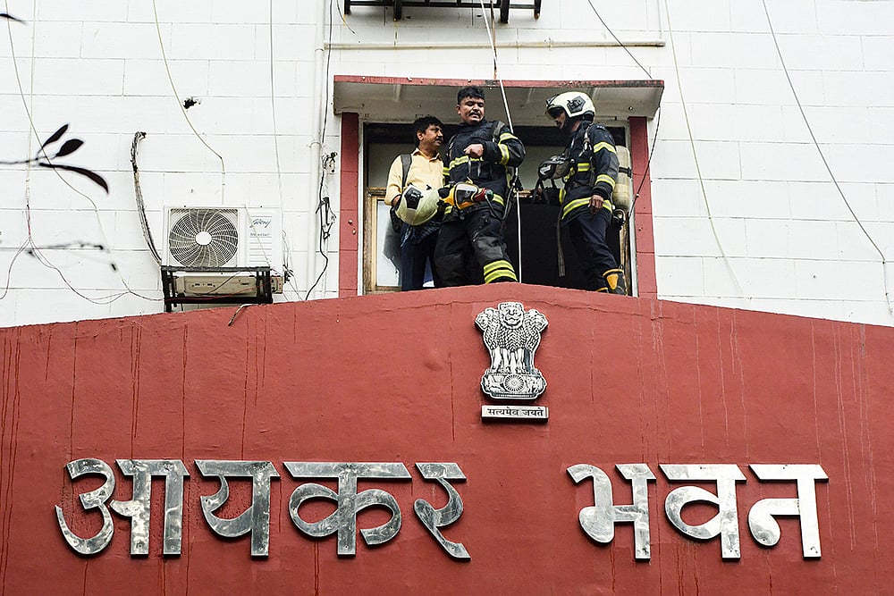 Fire at Mumbais Aayakar Bhavan