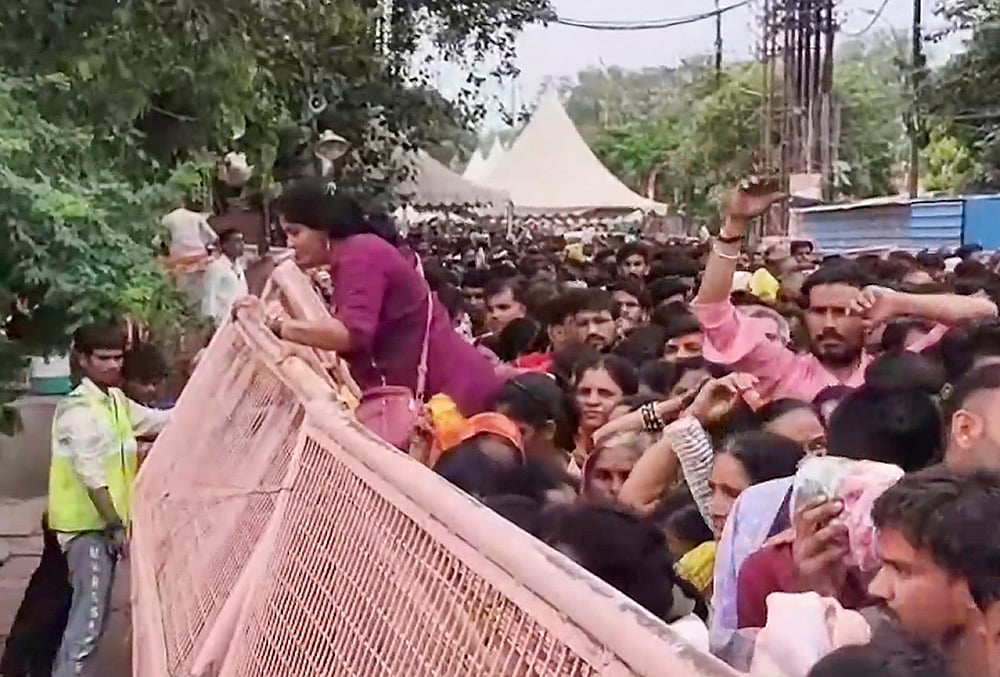 Devotees throng Mahakaleshwar Temple