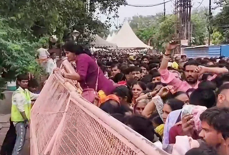 Devotees throng Mahakaleshwar Temple