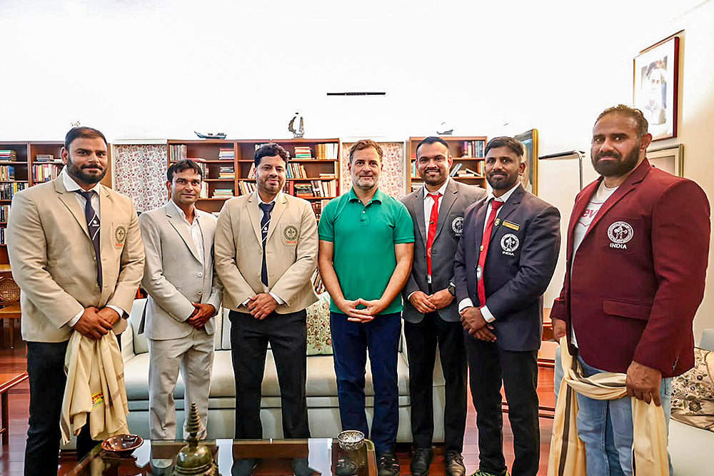Rahul Gandhi meets weightlifting champions in Delhi