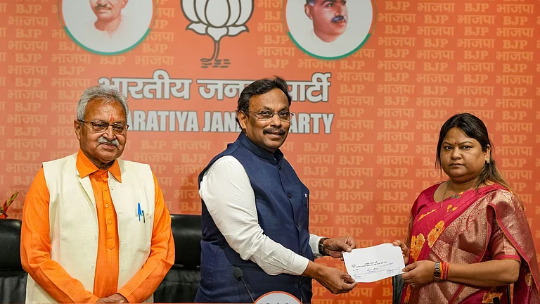 Vinod Tawde (Centre) - PTI Photo/Atul Yadav