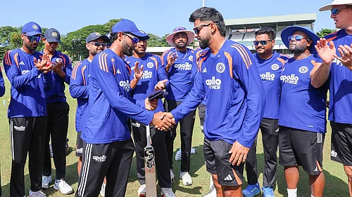 X/BCCI : Saransh Jain receives his maiden test cap from star all-rounder Ravindra Jadeja ahead of IND vs SL 2nd Test in Colombo