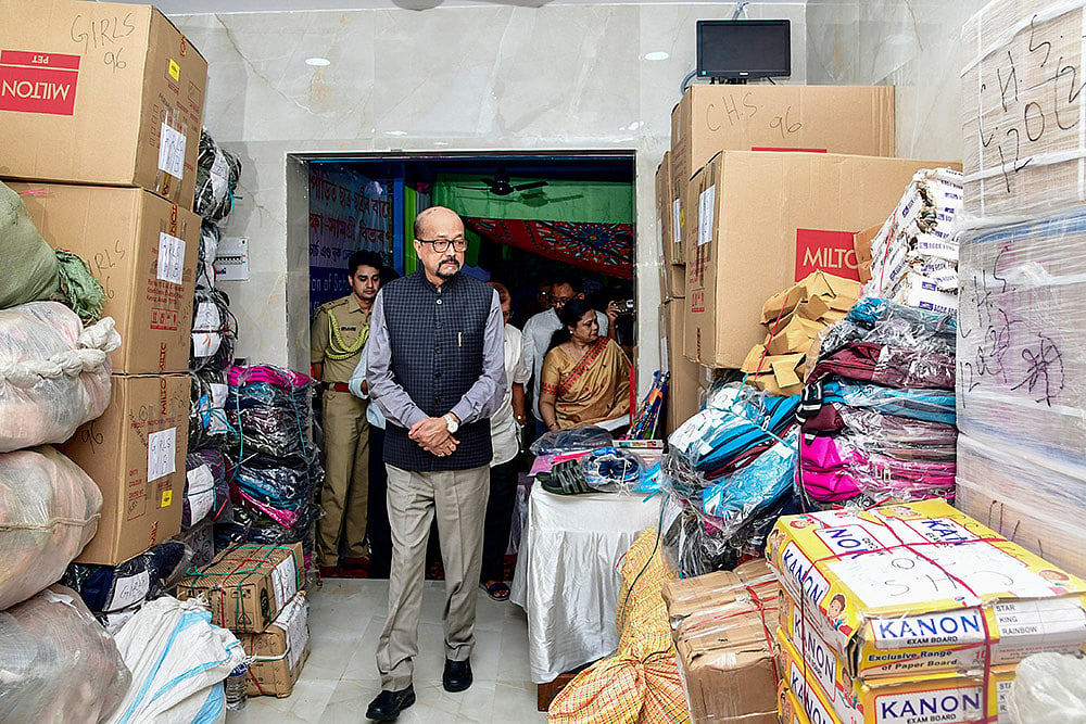 Ramen Deka inspects school materials for flood-affected children