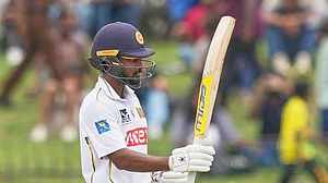 (AP Photo/Eranga Jayawardena) : Sri Lanka's Pasindu Sooriyabandara celebrates his fifty runs during day four of the second cricket test match between Sri Lanka and India in Colombo, Sri Lanka, Wednesday, Aug. 26, 2026.