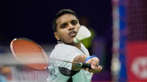 (AP Photo/Manish Swarup) : Sri Lanka's Dumindu Abeywickrama plays against India's Ayush Shetty during the Badminton World Championships in New Delhi, India, Wednesday, Aug. 19, 2026.