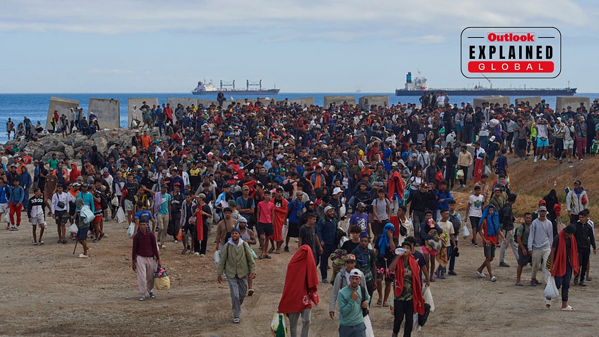 Migrants who crossed from Morocco into Spain return to a beach after being expelled from the area the previous day, in the Spanish exclave of Ceuta. - | Photo: AP/Antonio Sempere