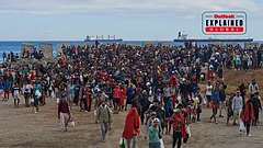 Migrants who crossed from Morocco into Spain return to a beach after being expelled from the area the previous day, in the Spanish exclave of Ceuta. - | Photo: AP/Antonio Sempere