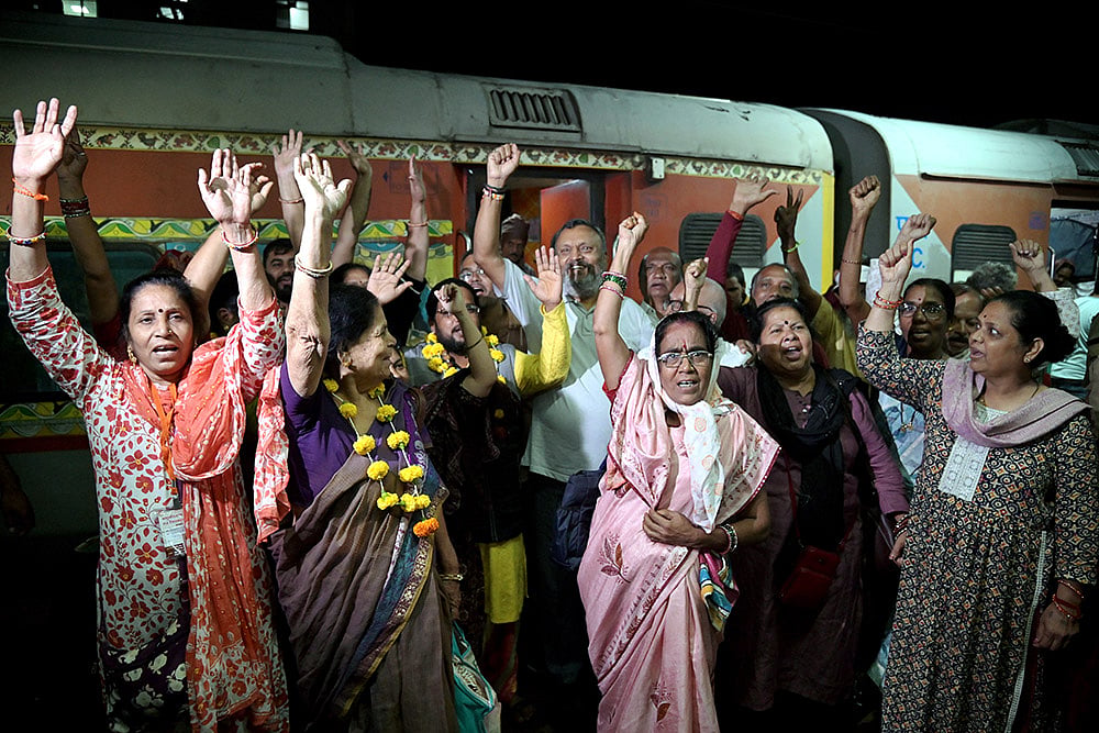 Nepal floods: Stranded pilgrims return to Nagpur