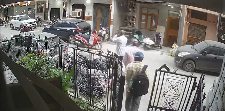 Congress Leader Alka Lamba’s Father’s Delhi Home Robbed, 3 Masked Men Caught On CCTV - X