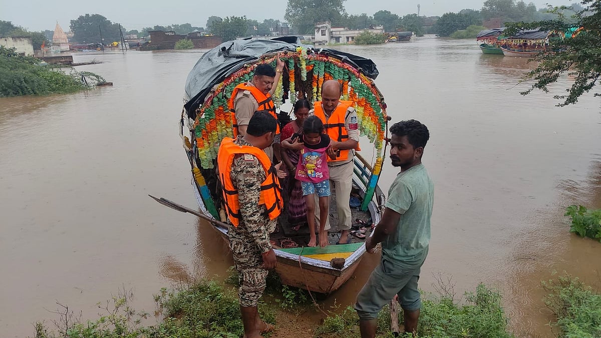 Rescue operation in Satna - @Collector_Satna