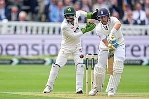 | Photo: AP/Dave Shopland : England's captain Joe Root bats during the second cricket test match between England and Pakistan in London.