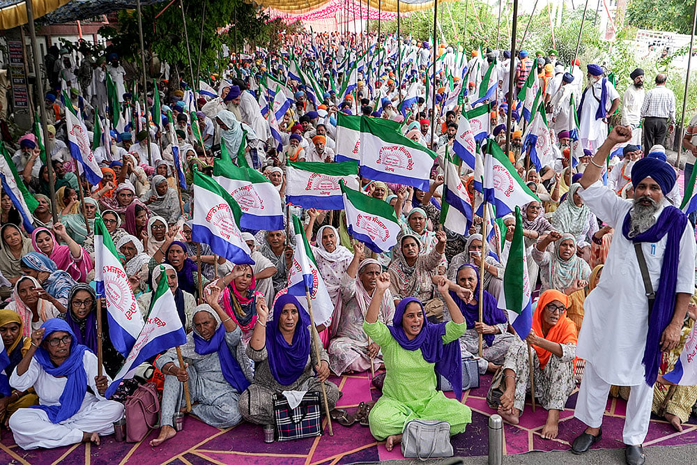 Farmers hold demonstration outside DC office in Amritsar