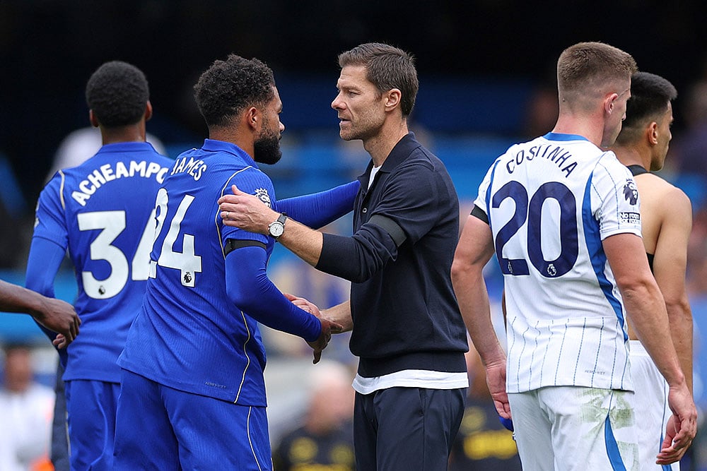 Chelsea's head coach Xabi Alonso greets Chelsea's Reece James after the English Premier League soccer match between Chelsea and Brighton and Hove Albion in London. - | Photo: AP/Ian Walton