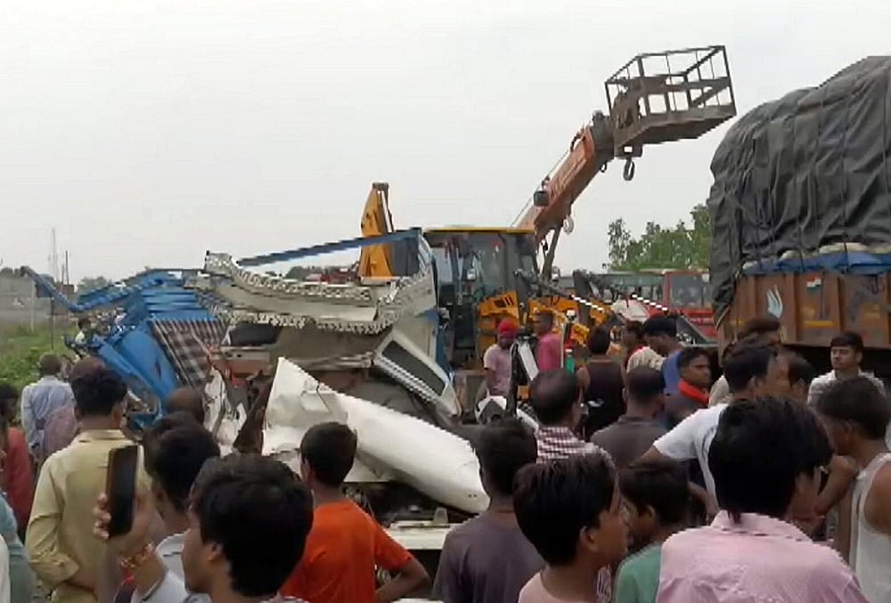 3 killed, 23 injured as vehicle carrying family collides with truck in Kasganj