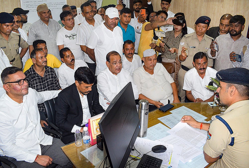 Congress leaders protest at Haldwani CO office
