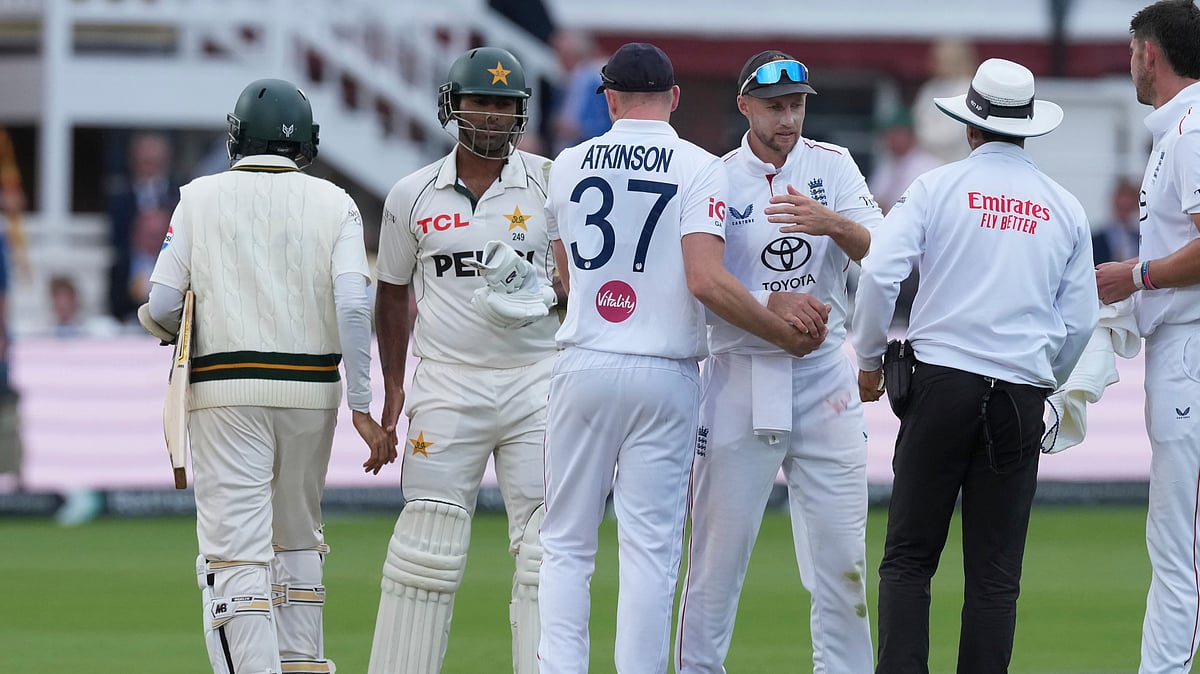 Players greet each other at the end of the play on day four of the second cricket test match between England and Pakistan in London, Sunday, Aug. 30, 2026 - (AP Photo/Dave Shopland)