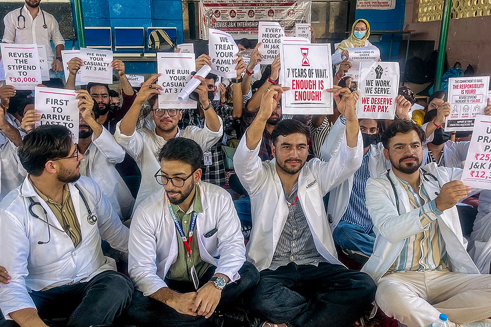 Medical college students stage protest in Doda
