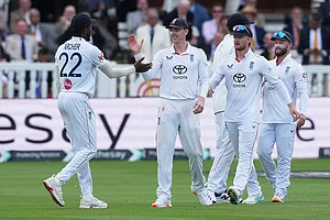 | Photo: AP/Dave Shopland : England players celebrate after their win on day four of the second cricket test match against Pakistan in London.