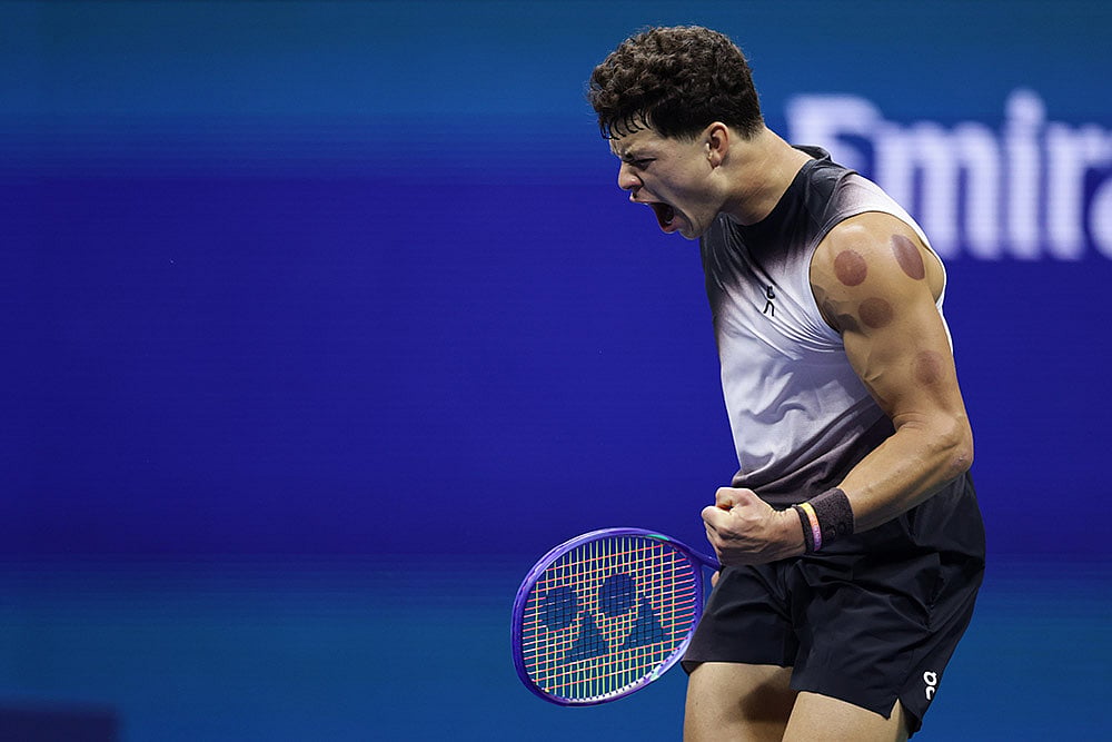 Ben Shelton, of the United States, celebrates after he defeated Tallon Griekspoor, of the Netherlands, in a match during the first round of the U.S. Open tennis championships in New York. - | Photo: AP/Adam Hunger