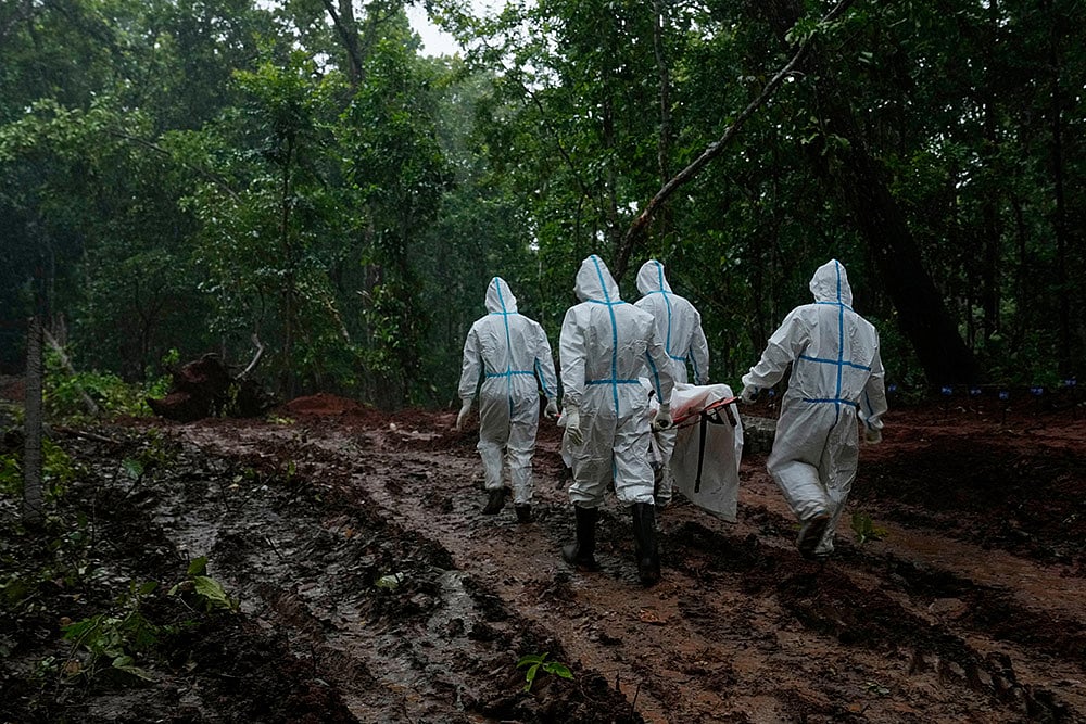 Nepal's paramilitary force personnel carry the body of a flash flood victim for burial at a mass burial site in Chitwan, Nepal. - | Photo: AP/Dar Yasin