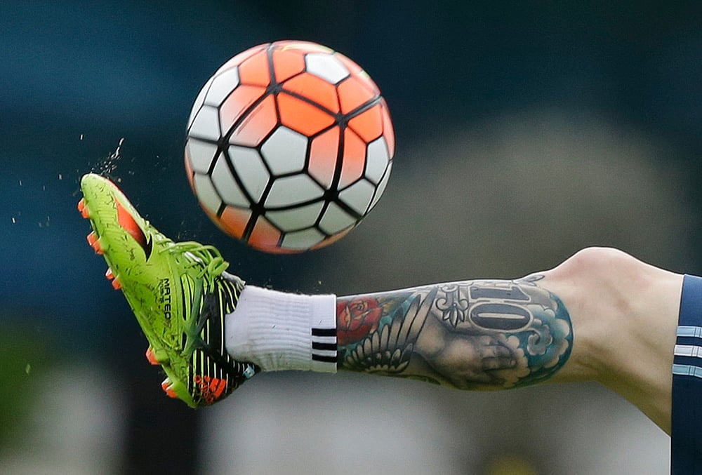Argentinas Lionel Messi trains in Buenos Aires, Argentina, March 21, 2016. 