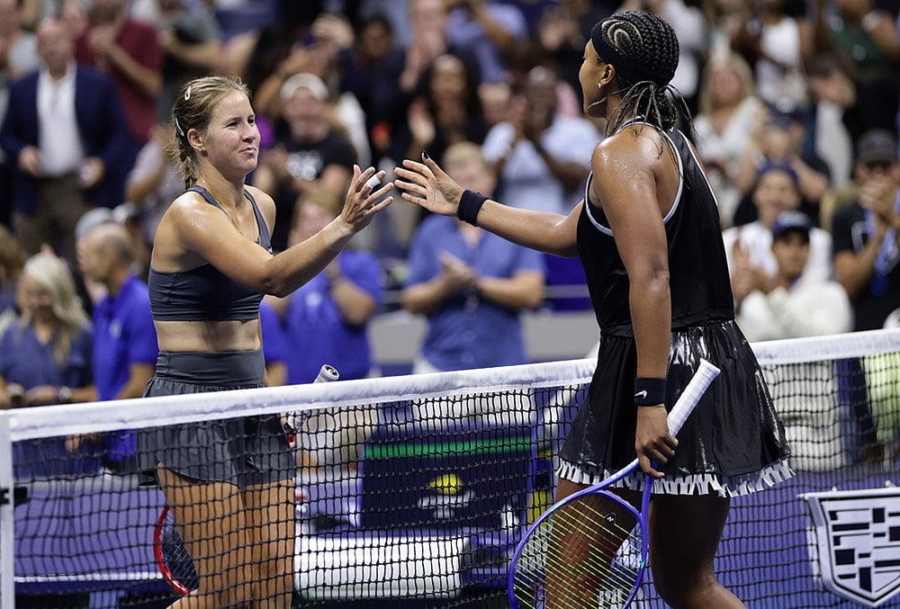 Naomi Osaka, of Japan, right, greets Anastasia Zakharova, of Russia, after Osaka won their match during the first round of the U.S. Open tennis championships Tuesday, Sept. 1, 2026, in New York.  - | Photo: AP/Adam Hunger