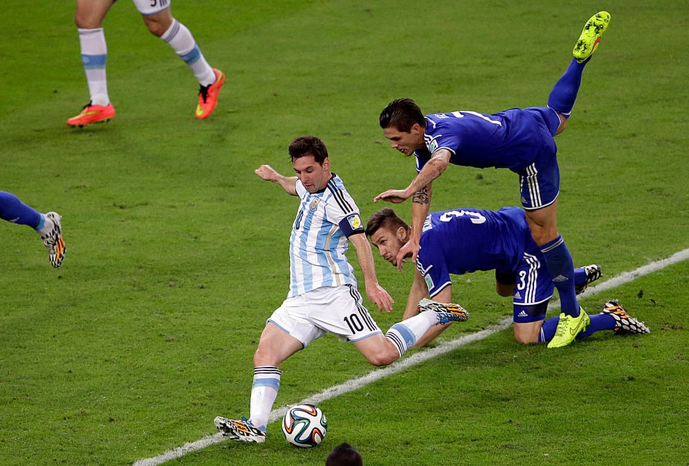Argentinas Lionel Messi scores his teams second goal during the group F World Cup soccer match against Bosnia in Rio de Janeiro, Brazil, June 15, 2014. 