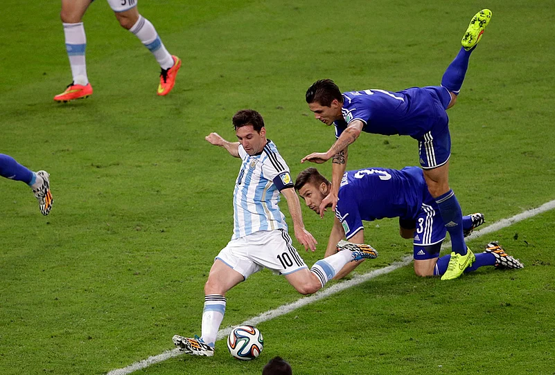 Argentinas Lionel Messi scores his teams second goal during the group F World Cup soccer match against Bosnia in Rio de Janeiro, Brazil, June 15, 2014.